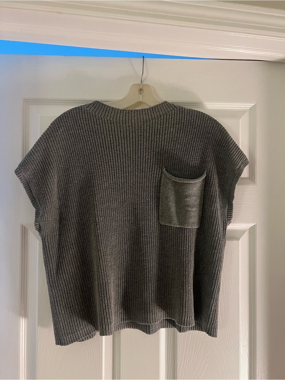 Gray Ribbed Short-Sleeve Knit Sweater with Pocket